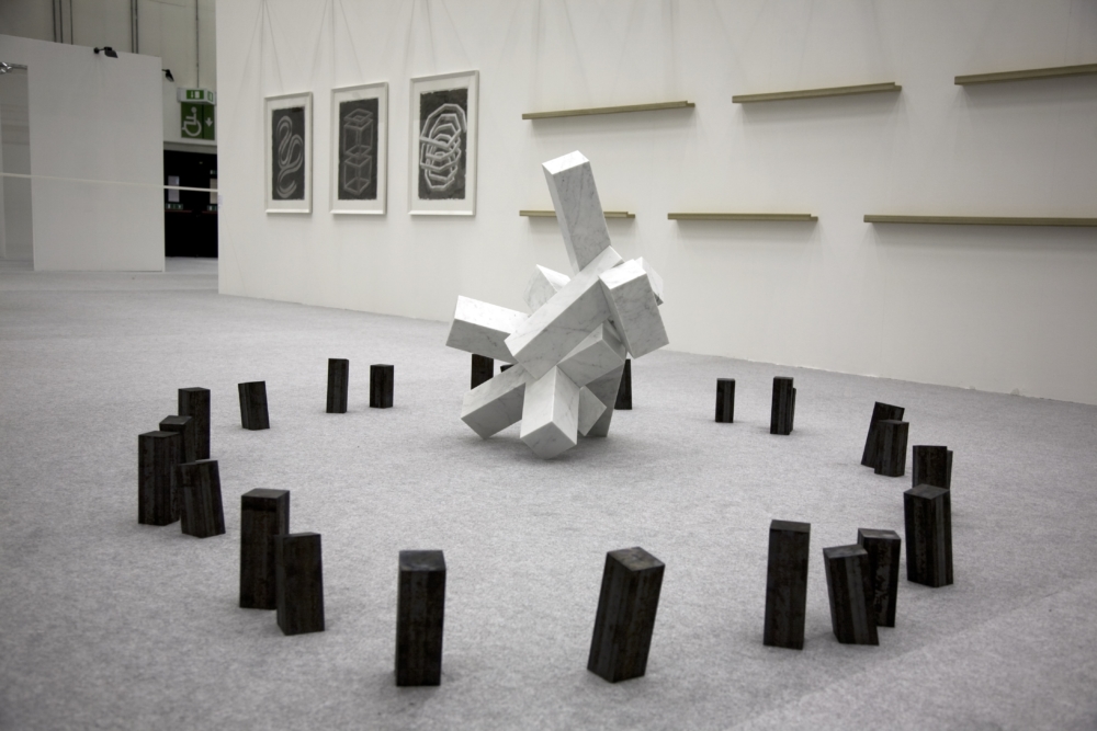 Caos vacilla, 2010, marmo e ferro, 100 x 300 x 200 cm.IMG_9163